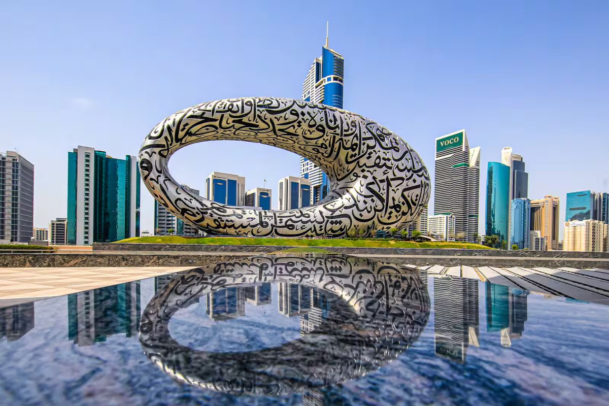 دبي بين عبق الماضي وجرأة المستقبل: كيف صنعت العمارة هوية مدينة عالمية؟