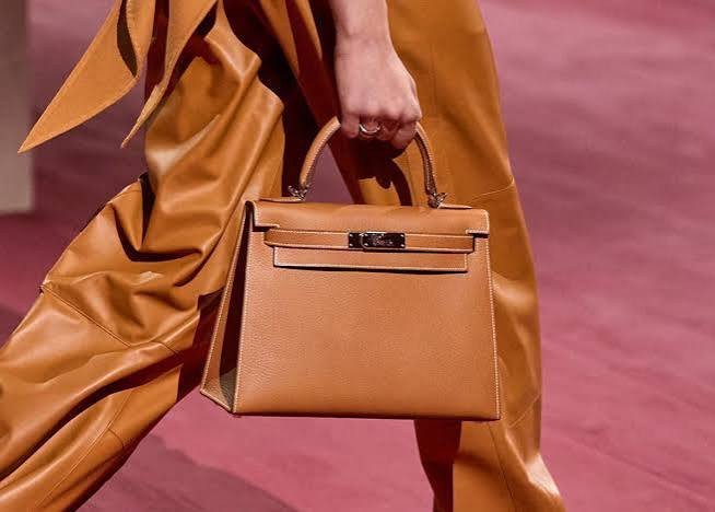 هل شراء حقيبة من Hermès أو Chanel يحقق عائداً أفضل من الذهب؟