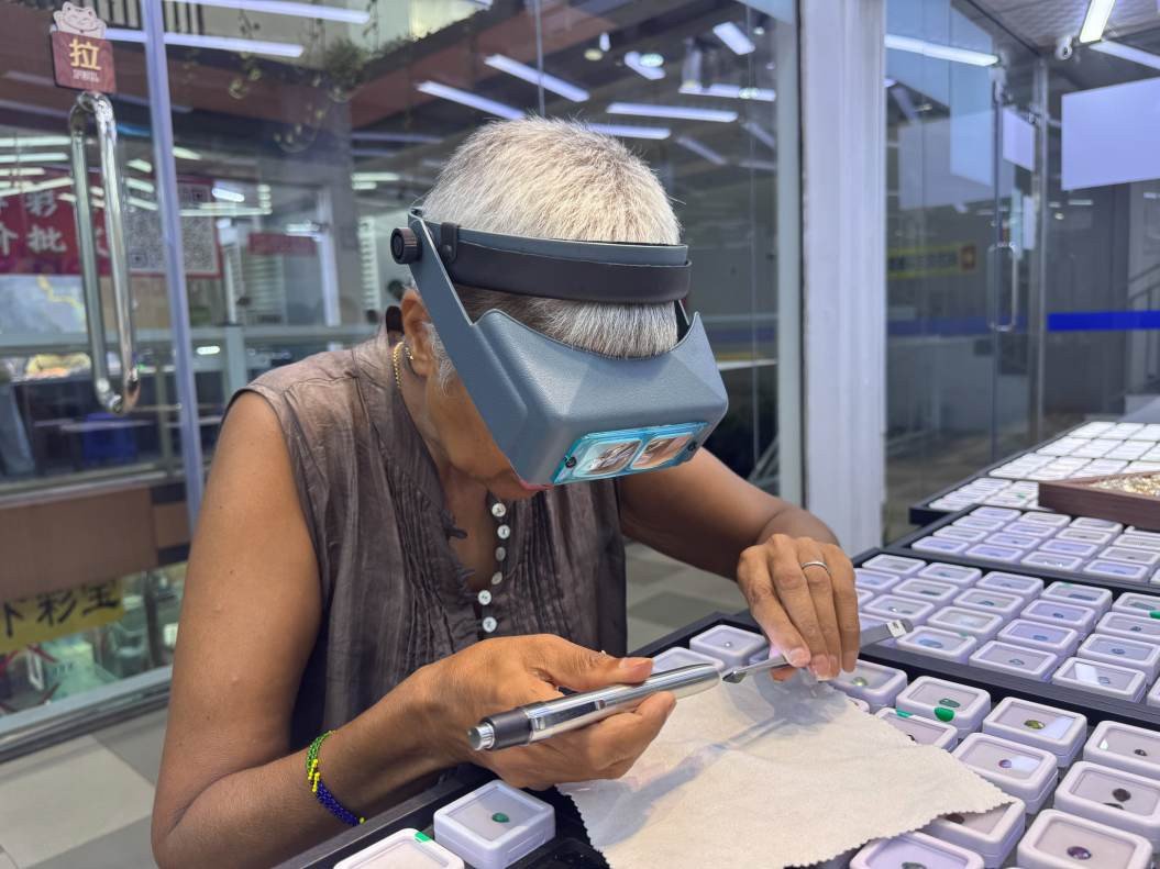 BRITISH GEMMOLOGIST LAUNCHES PRIVATE SRI LANKA GEMSTONE EXPERIENCES