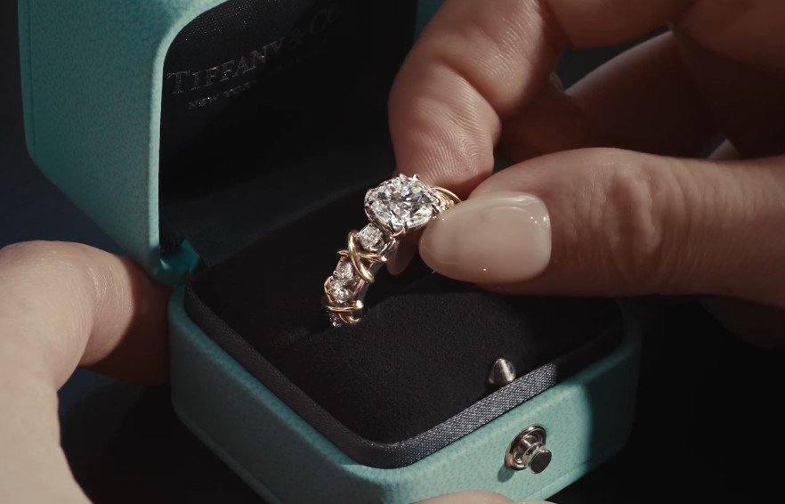  TIFFANY & CO. CELEBRATES LOVE IN ALL ITS FORMS WITH NEW LOVE & CELEBRATION CAMPAIGN STARRING MIKEY MADISON