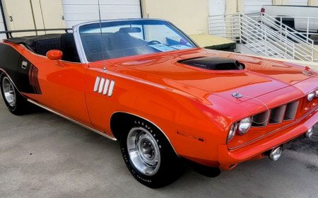 1971 PLYMOUTH CUDA CONVERTIBLE 440 SIX-PACK 4-SPEED SELLS PRIVATELY FOR $1.975 MILLION
