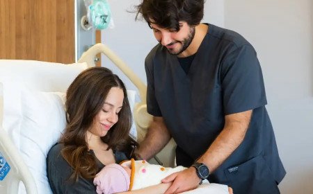 فرحتان تزهران في القصر الملكي الأردني... الأميرة إيمان تستقبل توأمتين