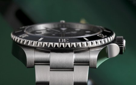   DIAMOND MARKET TURMOIL PUSHES LUXURY BUYERS TOWARD WATCHES