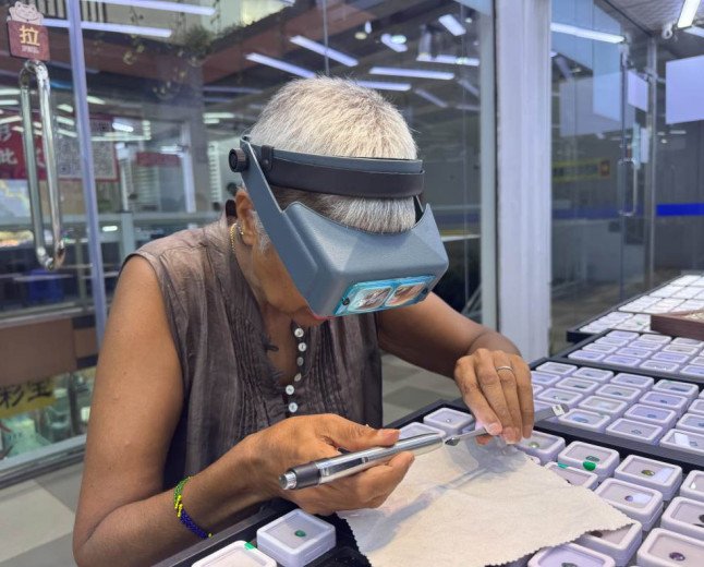 BRITISH GEMMOLOGIST LAUNCHES PRIVATE SRI LANKA GEMSTONE EXPERIENCES