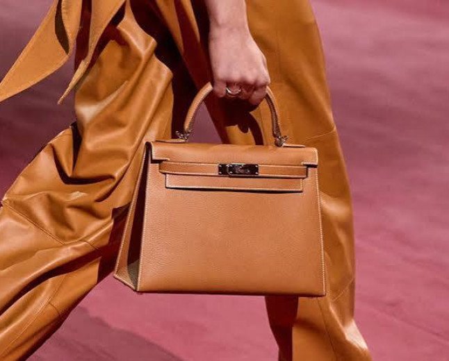 هل شراء حقيبة من Hermès أو Chanel يحقق عائداً أفضل من الذهب؟