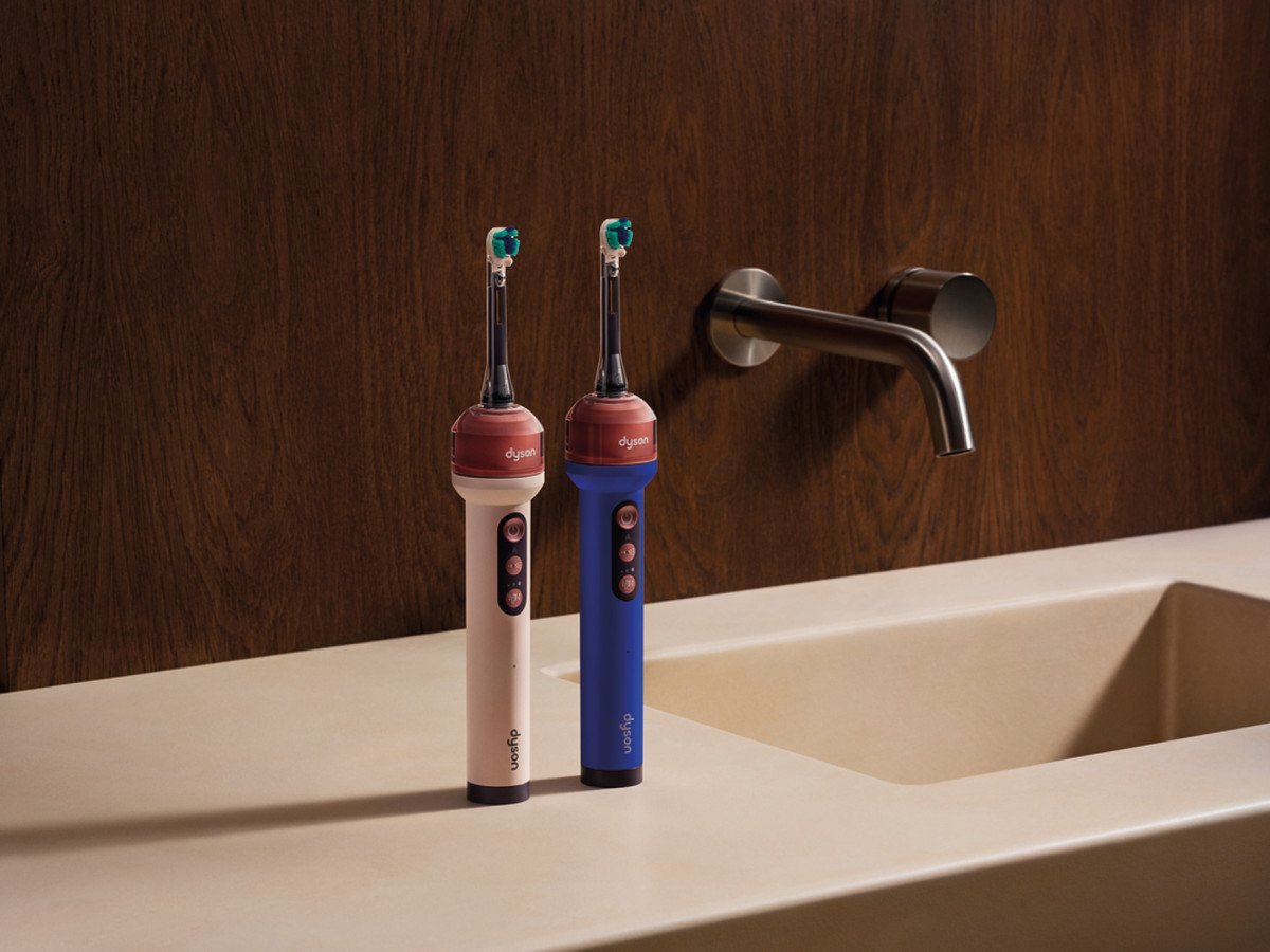  DYSON CAMERAJET: THE FIRST TOOTHBRUSH WITH A CAMERA AND A JET, TO TARGET THE GAPS AND REMOVE PLAQUE BETWEEN YOUR TEETH