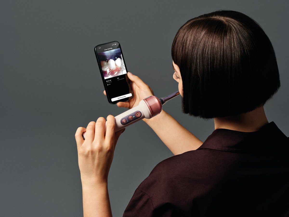  DYSON CAMERAJET: THE FIRST TOOTHBRUSH WITH A CAMERA AND A JET, TO TARGET THE GAPS AND REMOVE PLAQUE BETWEEN YOUR TEETH