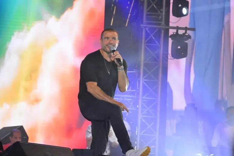 اقتربت ليلة الهضبة.. عمرو دياب يلتقي جمهوره في العقبة