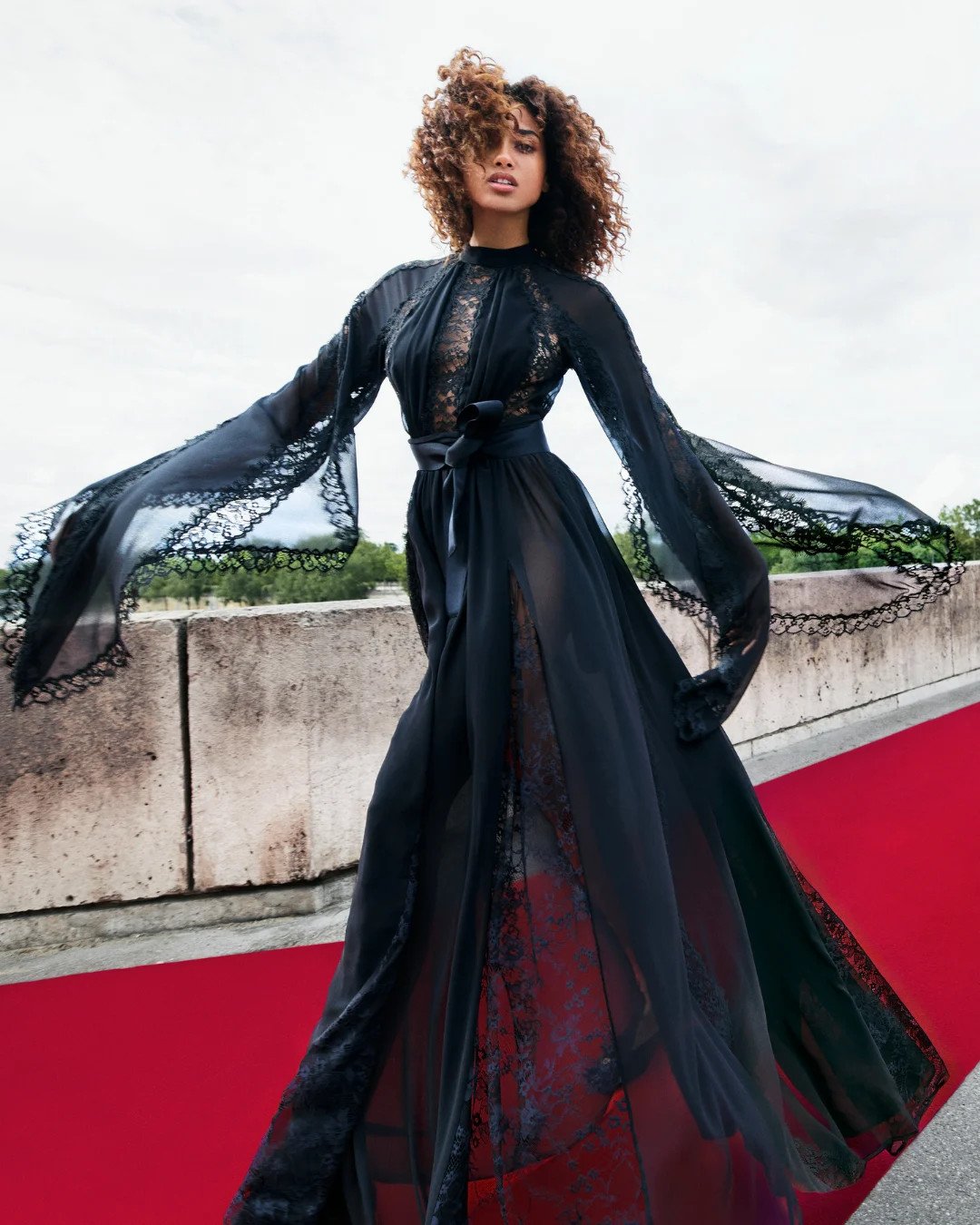 إيلي صعب يفتح أبواب عالمه الساحر عبر H&M
