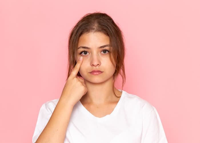 كيفية التخلص من انتفاخ تحت العينين