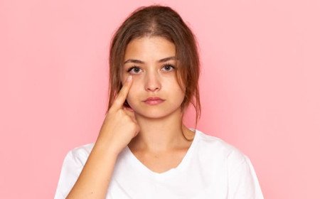 كيفية التخلص من انتفاخ تحت العينين