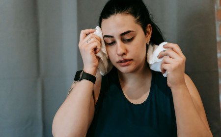 أسباب تعرّق الرأس  وطرق العلاج.. وهل البوتوكس هو الحل؟