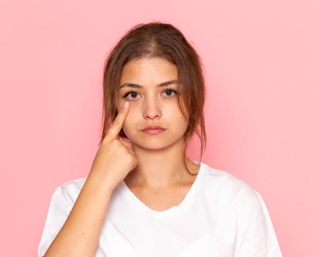 كيفية التخلص من انتفاخ تحت العينين
