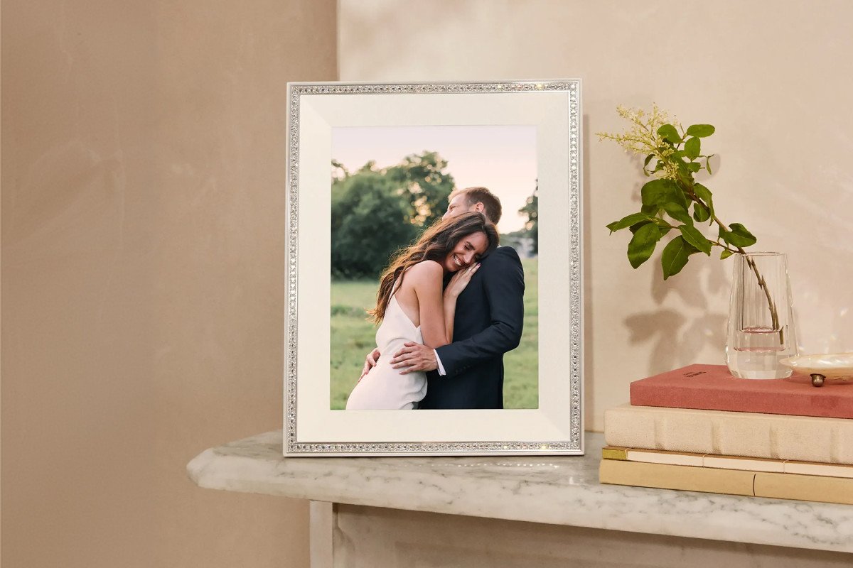   AURA INTRODUCES ASTRA, A BRILLIANT 12" FRAME FEATURING SWAROVSKI® CRYSTALS