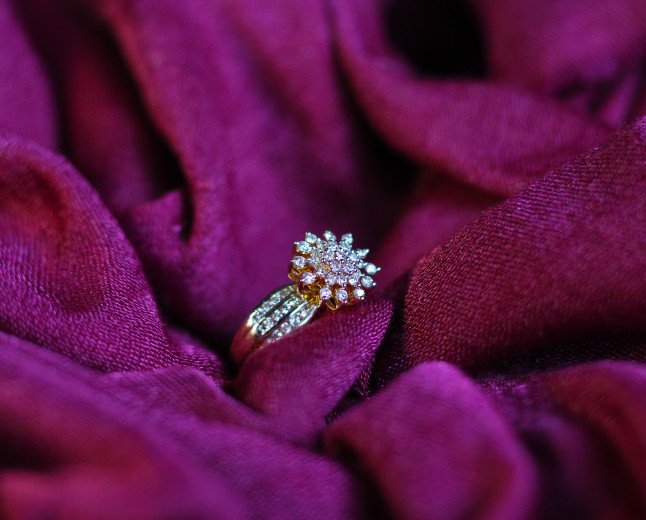 SELLING DIAMOND RINGS IN LONDON — WHY SPECIALIST BUYERS OFFER MORE THAN HIGH STREET JEWELERS