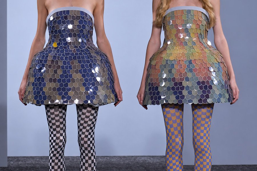 E INK AND ANREALAGE DEBUT COLOR-CHANGING DRESSES AT PARIS FASHION WEEK